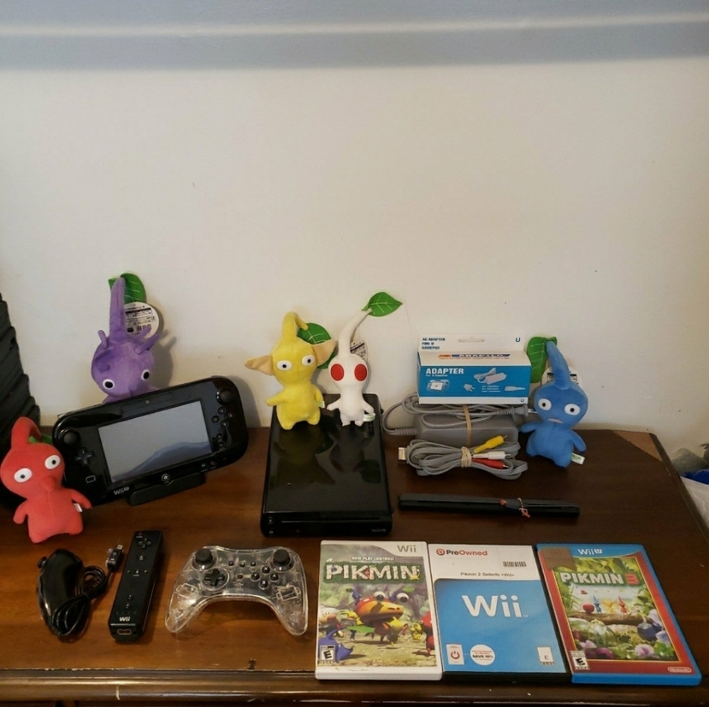 Nintendo Wii U 32GB in Black (PIKMIN!) BUNDLE